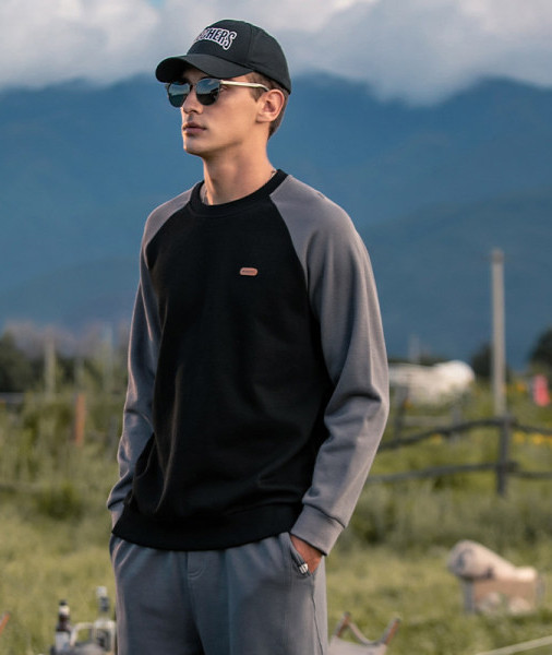 Vyriški modernūs megztiniai su ovalia iškirpte ir logotipu