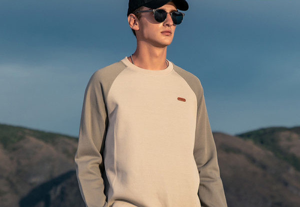 Vyriški modernūs megztiniai su ovalia iškirpte ir logotipu