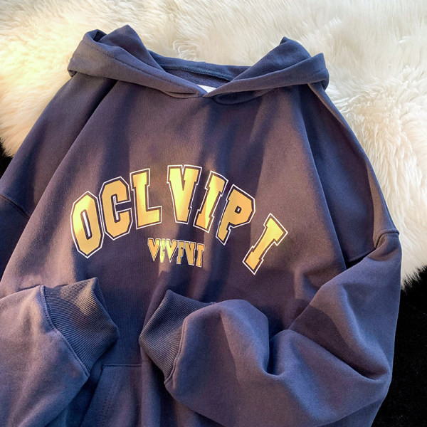 Sportlik meeste dressipluus kapuutsiga ja pealdisega