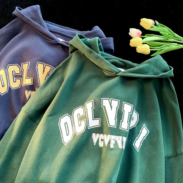 Sportlik meeste dressipluus kapuutsiga ja pealdisega