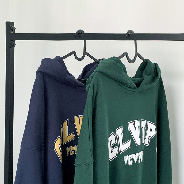 Sportlik meeste dressipluus kapuutsiga ja pealdisega