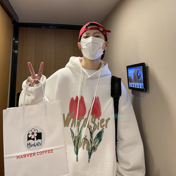 Ανδρικό αθλητικό φούτερ με κουκούλα και πολύχρωμη στάμπα