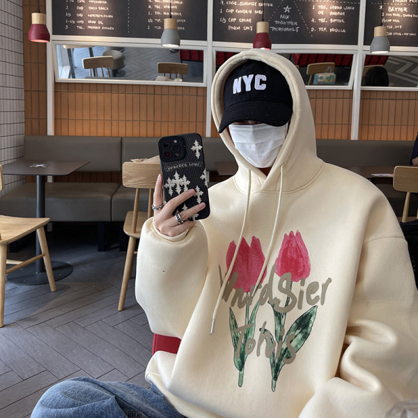 Ανδρικό αθλητικό φούτερ με κουκούλα και πολύχρωμη στάμπα