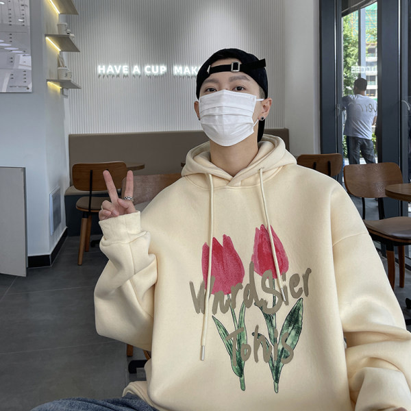 Ανδρικό αθλητικό φούτερ με κουκούλα και πολύχρωμη στάμπα