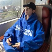 Paprasti vyriški megztiniai su dekoratyvinėmis raidėmis