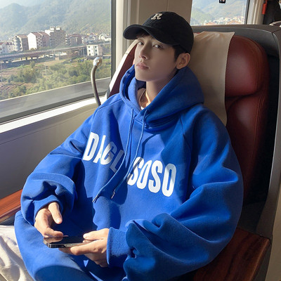 Paprasti vyriški megztiniai su dekoratyvinėmis raidėmis