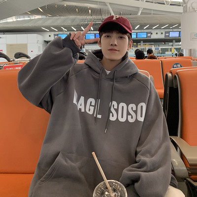 Paprasti vyriški megztiniai su dekoratyvinėmis raidėmis