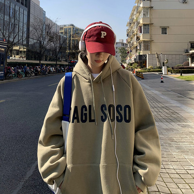 Paprasti vyriški megztiniai su dekoratyvinėmis raidėmis