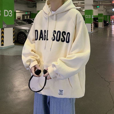 Paprasti vyriški megztiniai su dekoratyvinėmis raidėmis