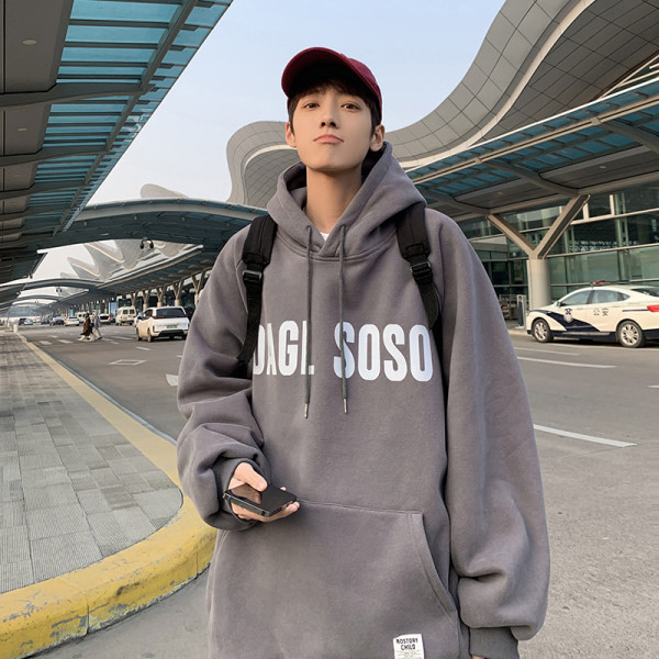 Paprasti vyriški megztiniai su dekoratyvinėmis raidėmis