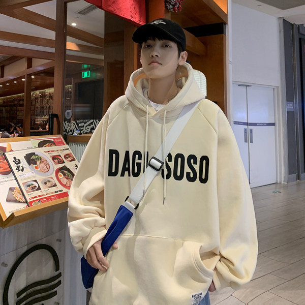 Paprasti vyriški megztiniai su dekoratyvinėmis raidėmis