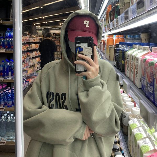 Paprasti vyriški megztiniai su dekoratyvinėmis raidėmis