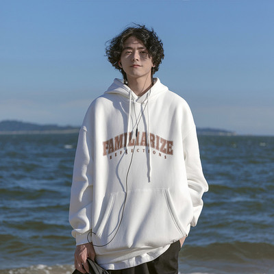 Ανδρικό φούτερ με τσέπη και διακοσμητικές επιγραφές