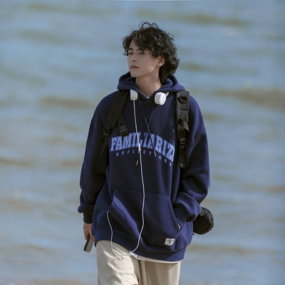 Ανδρικό φούτερ με τσέπη και διακοσμητικές επιγραφές