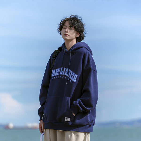 Ανδρικό φούτερ με τσέπη και διακοσμητικές επιγραφές