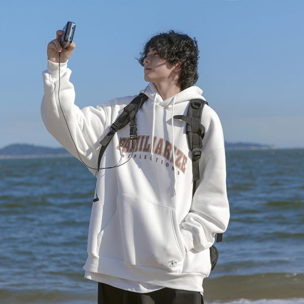 Ανδρικό φούτερ με τσέπη και διακοσμητικές επιγραφές