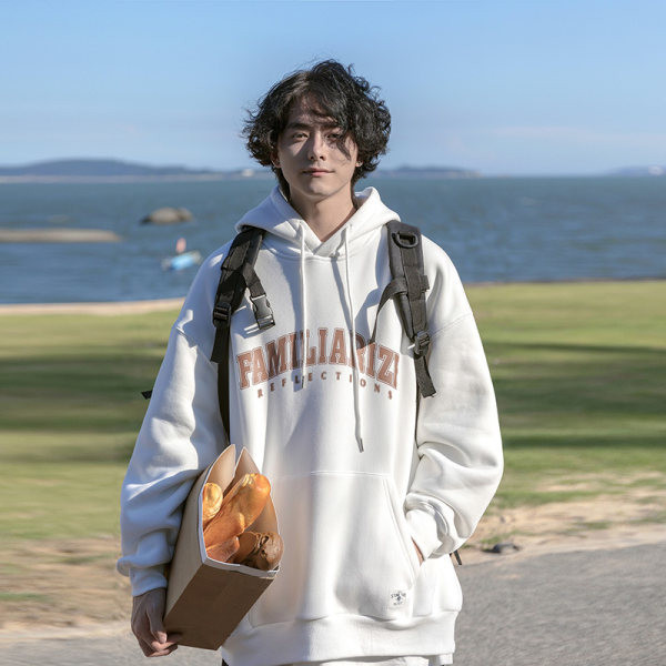 Ανδρικό φούτερ με τσέπη και διακοσμητικές επιγραφές