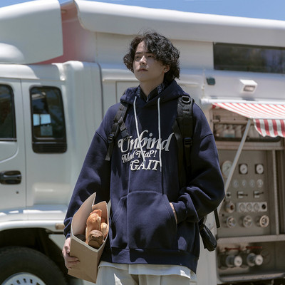 Sportiški vyriški megztiniai su užrašu ir gobtuvu