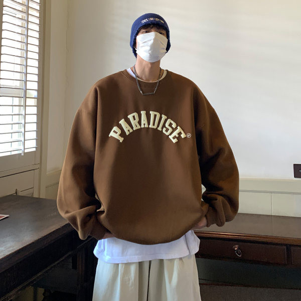 Ümara kaelusega ja pealdisega meeste avar dressipluus