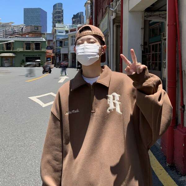 Vyriški megztiniai su dekoratyviniais užrašais ir užtrauktuku