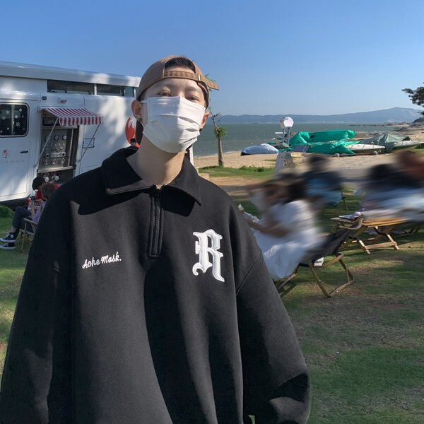 Vyriški megztiniai su dekoratyviniais užrašais ir užtrauktuku