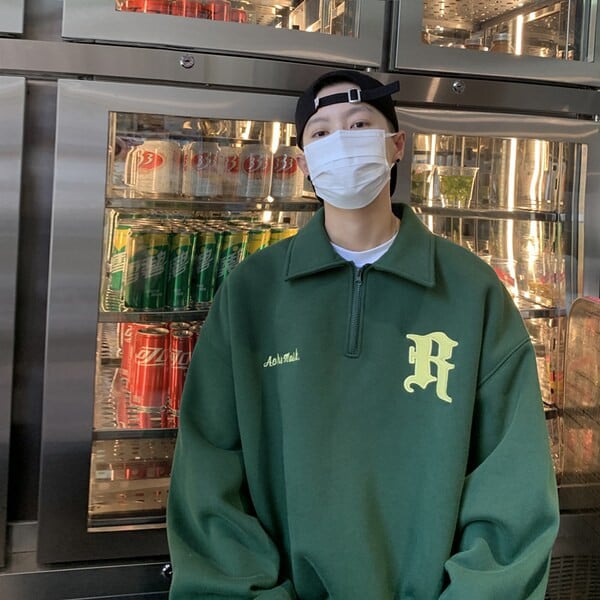 Vyriški megztiniai su dekoratyviniais užrašais ir užtrauktuku