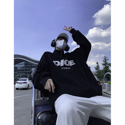 Ανδρικό πουλόβερ με βαθύ γιακά και διακοσμητικά γράμματα