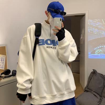 Ανδρικό πουλόβερ με βαθύ γιακά και διακοσμητικά γράμματα