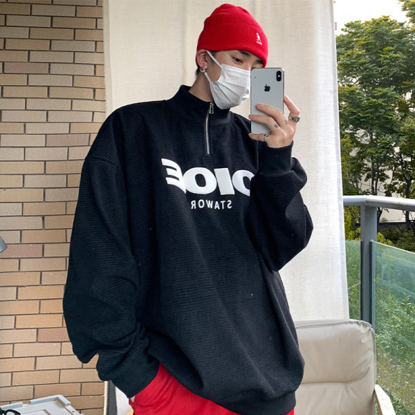 Ανδρικό πουλόβερ με βαθύ γιακά και διακοσμητικά γράμματα