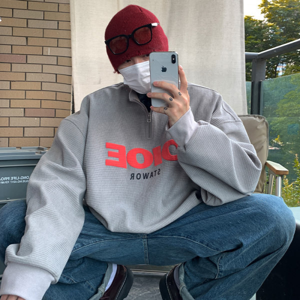 Ανδρικό πουλόβερ με βαθύ γιακά και διακοσμητικά γράμματα