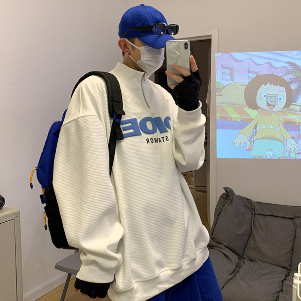 Ανδρικό πουλόβερ με βαθύ γιακά και διακοσμητικά γράμματα