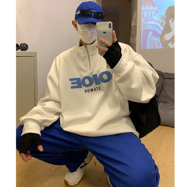 Ανδρικό πουλόβερ με βαθύ γιακά και διακοσμητικά γράμματα