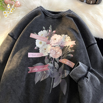 Dekoratiivsete lillede ja ovaalse kaelusega meeste dressipluus