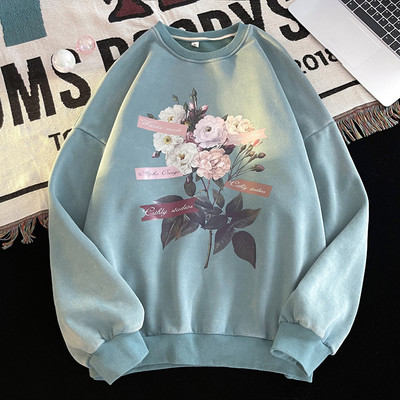 Dekoratiivsete lillede ja ovaalse kaelusega meeste dressipluus