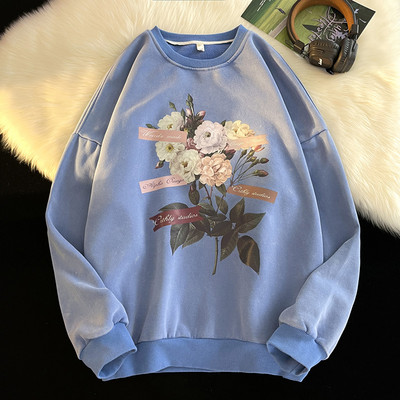 Dekoratiivsete lillede ja ovaalse kaelusega meeste dressipluus