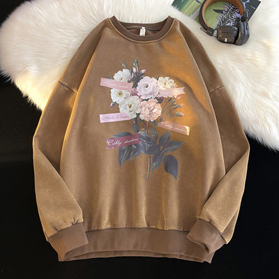 Dekoratiivsete lillede ja ovaalse kaelusega meeste dressipluus