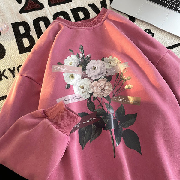 Dekoratiivsete lillede ja ovaalse kaelusega meeste dressipluus