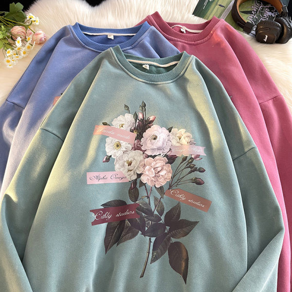 Dekoratiivsete lillede ja ovaalse kaelusega meeste dressipluus