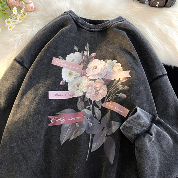 Dekoratiivsete lillede ja ovaalse kaelusega meeste dressipluus