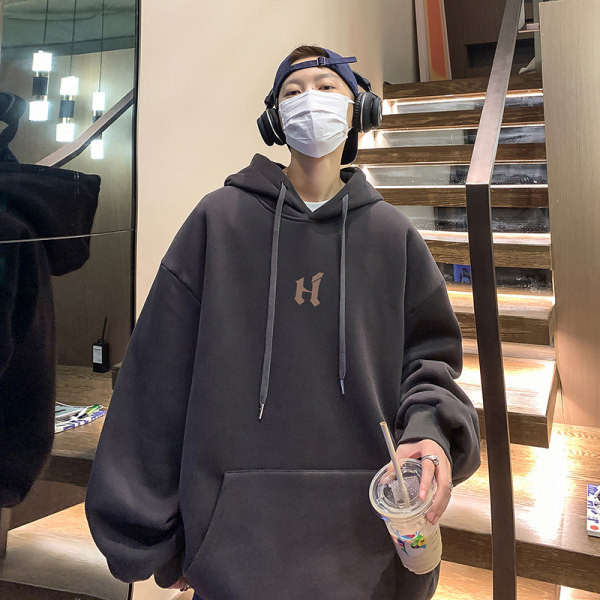 Meeste dressipluus dekoratiivse kirja ja kapuutsiga