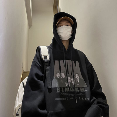 Vyriški megztiniai su dekoratyvinėmis raidėmis ir raišteliais