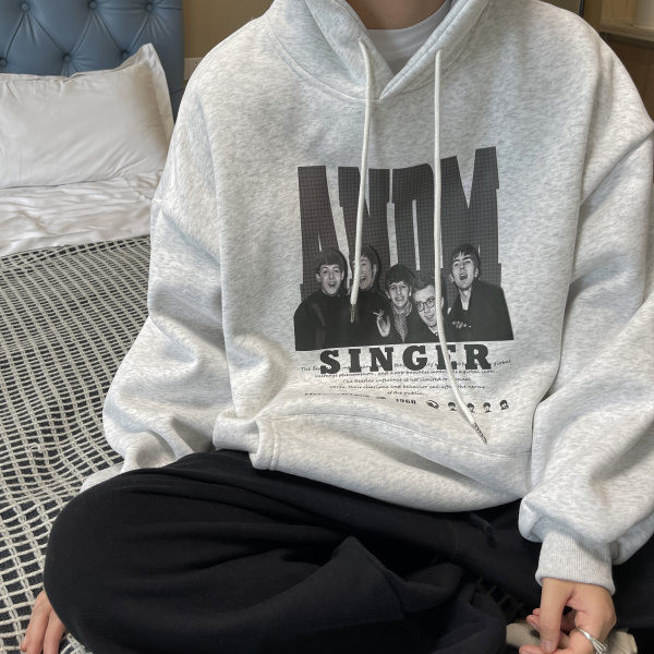 Vyriški megztiniai su dekoratyvinėmis raidėmis ir raišteliais