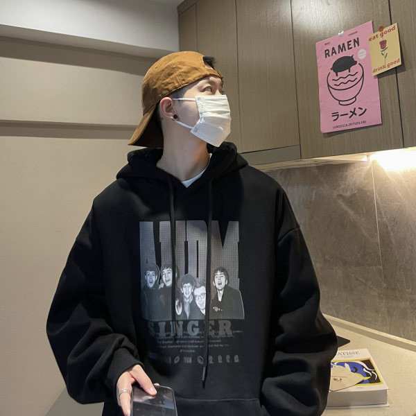 Vyriški megztiniai su dekoratyvinėmis raidėmis ir raišteliais