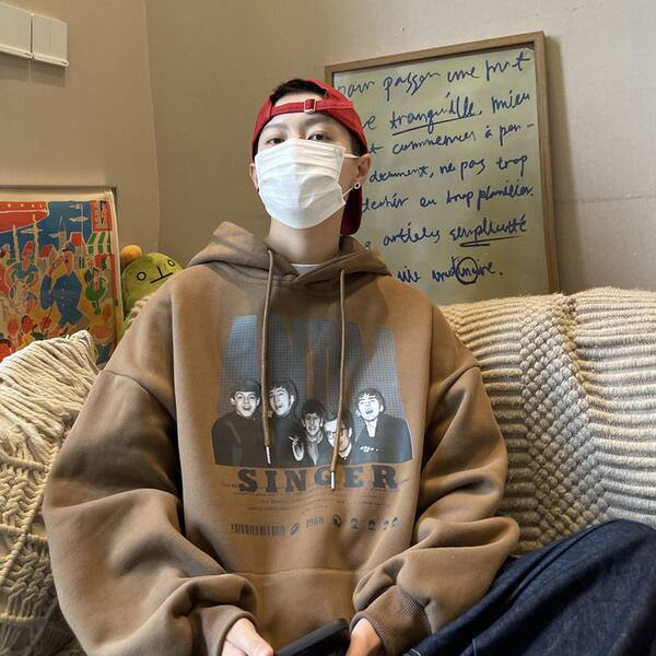 Vyriški megztiniai su dekoratyvinėmis raidėmis ir raišteliais