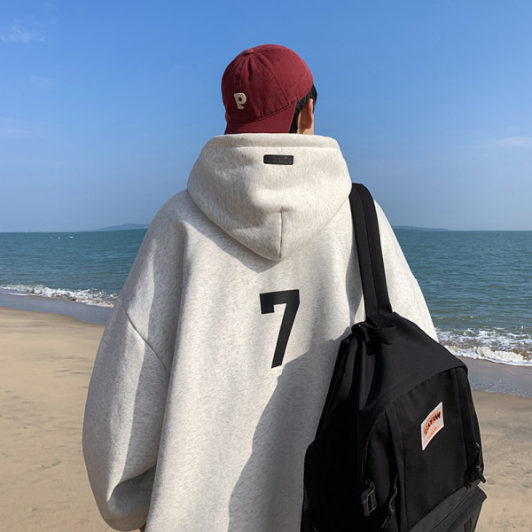 Vyriški megztiniai su dekoratyvinėmis raidėmis ir raišteliais