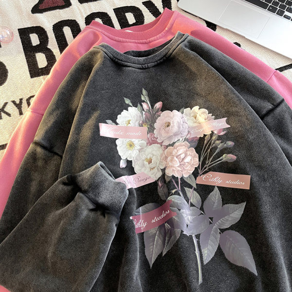 Vyriški megztiniai su dekoratyvinėmis raidėmis ir raišteliais