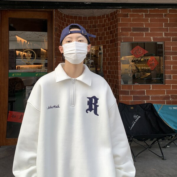 Vyriški megztiniai su dekoratyvinėmis raidėmis ir raišteliais