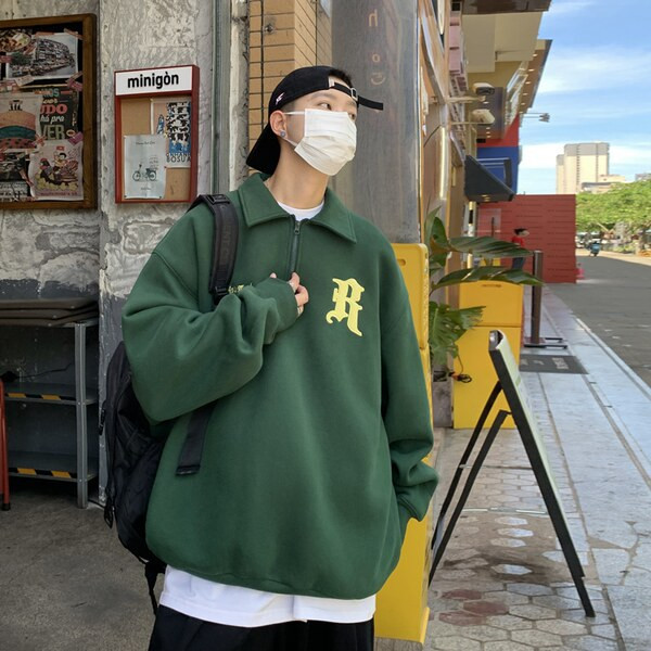 Vyriški megztiniai su dekoratyvinėmis raidėmis ir raišteliais