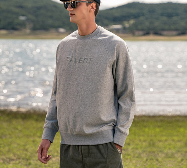 Ανδρικό casual φούτερ με οβάλ λαιμόκοψη και κεντητά γράμματα