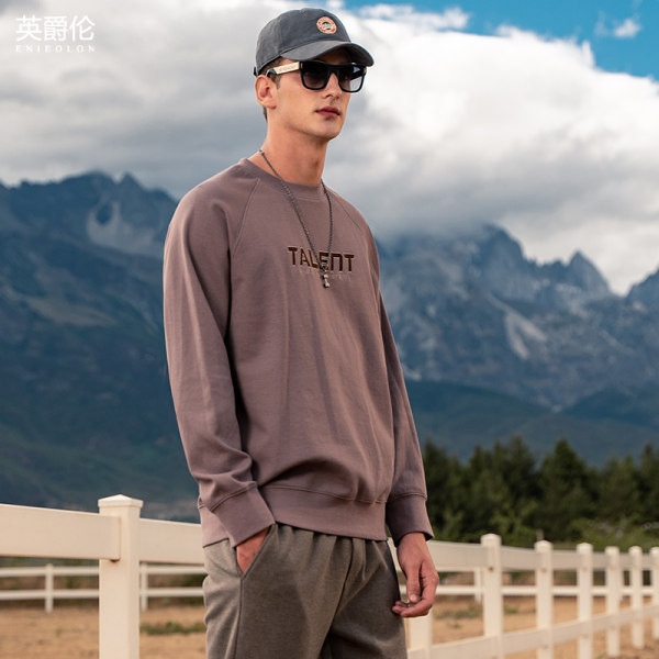 Ανδρικό casual φούτερ με οβάλ λαιμόκοψη και κεντητά γράμματα